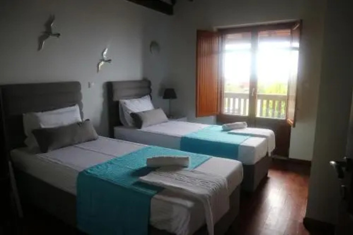 Room 4 of 16
