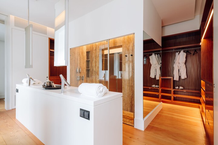 Room 10 of 50