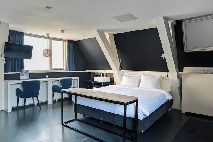 Room 10 of 51