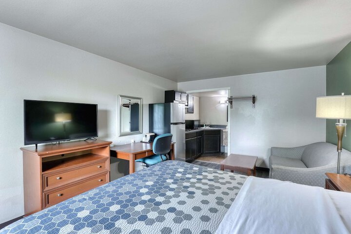 1 Queen Bed Accessible (12 of 13)