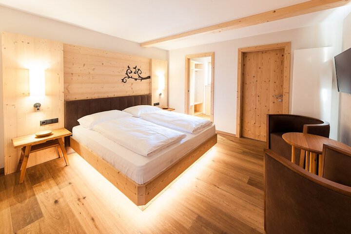 Room 2 of 157