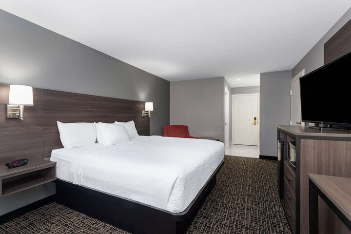 1 King Bed (15 of 16)