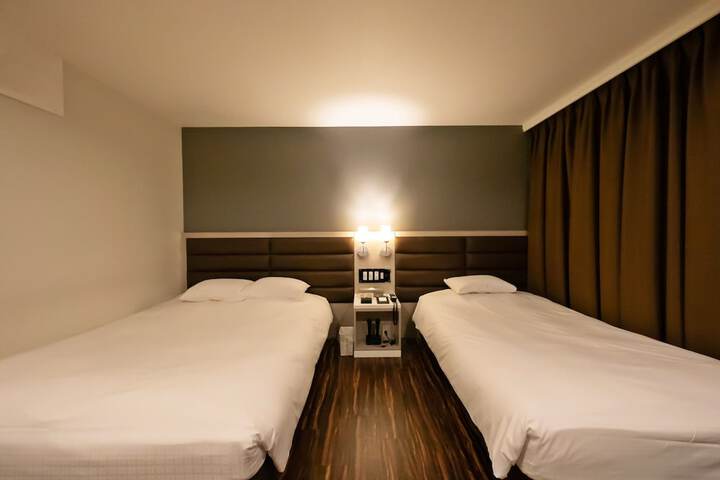 Room 85 of 239