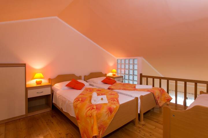 Room 4 of 40