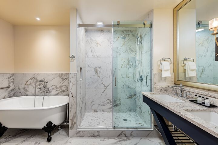Deep soaking bathtub