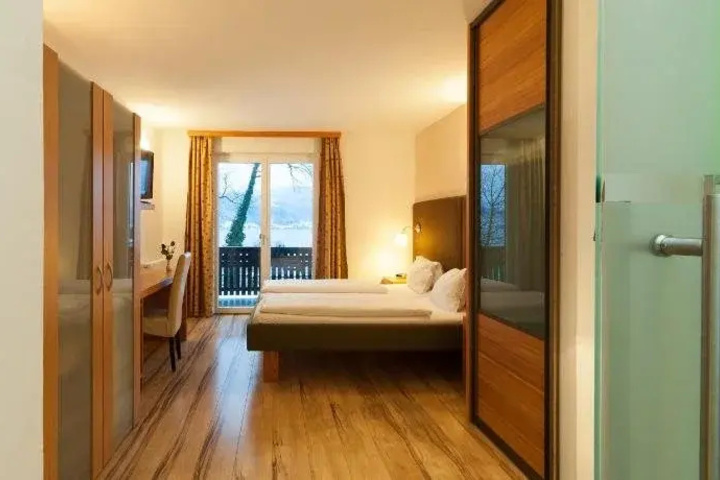 Room 6 of 13