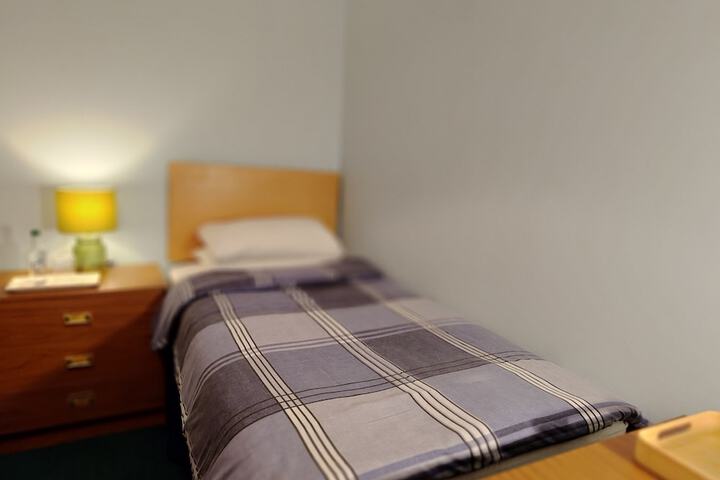 Room 4 of 27