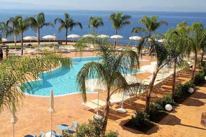 Hotel with Pool