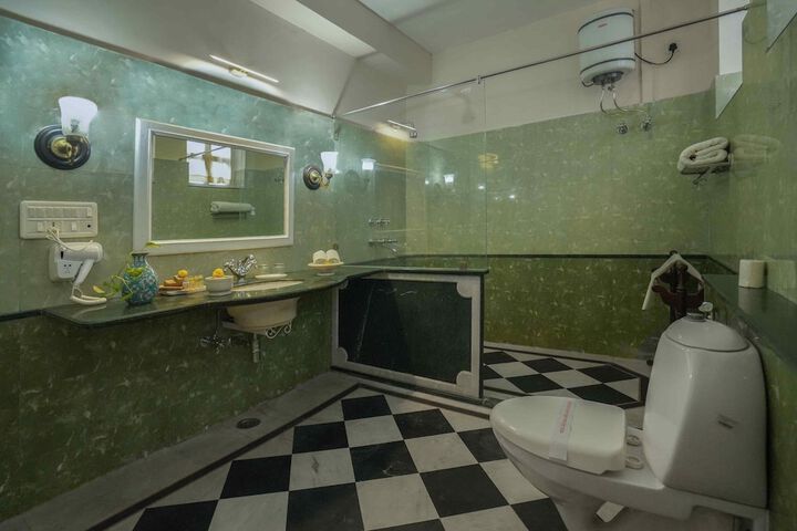 Room 16 of 36