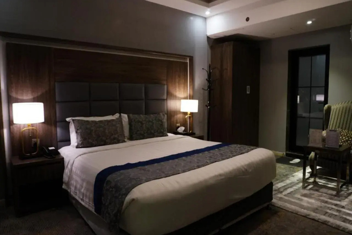 Room 6 of 10
