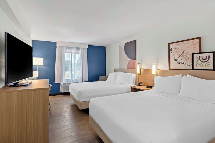 2 Queen Beds (3 of 8)