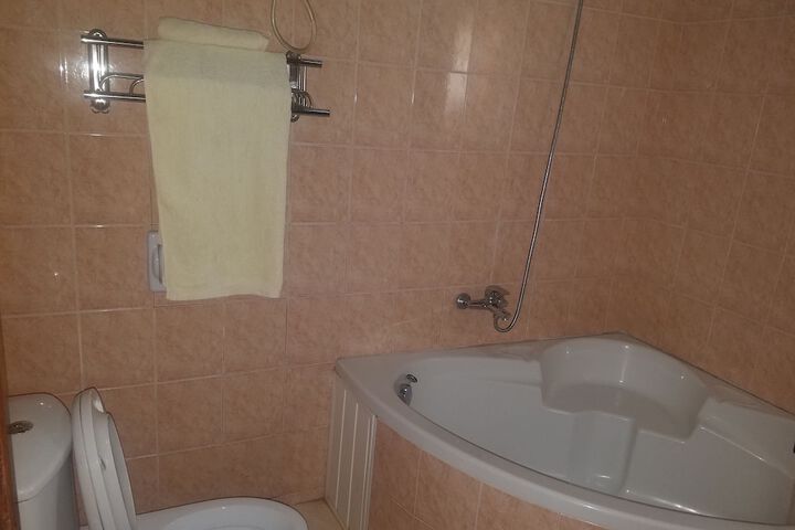 Room 6 of 8