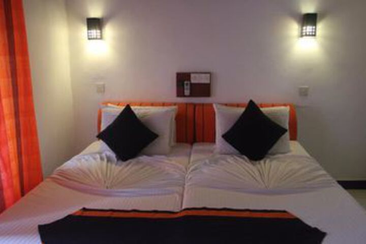 Room 5 of 16