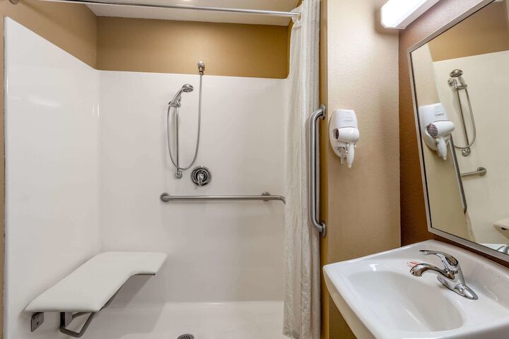 1 Queen Bed Accessible Room (13 of 19)