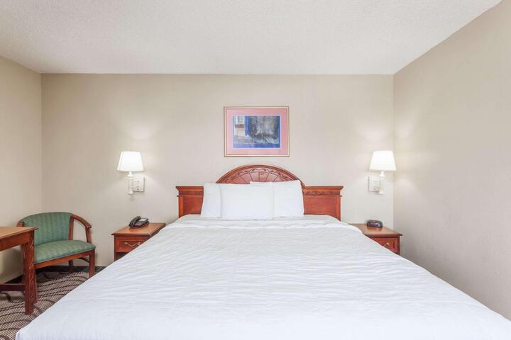 Standard 1 King Room (1 of 5)