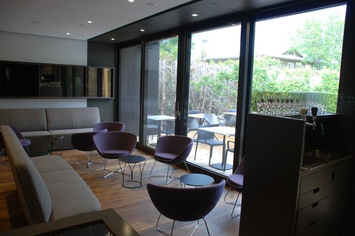 Lounge 35 of 42