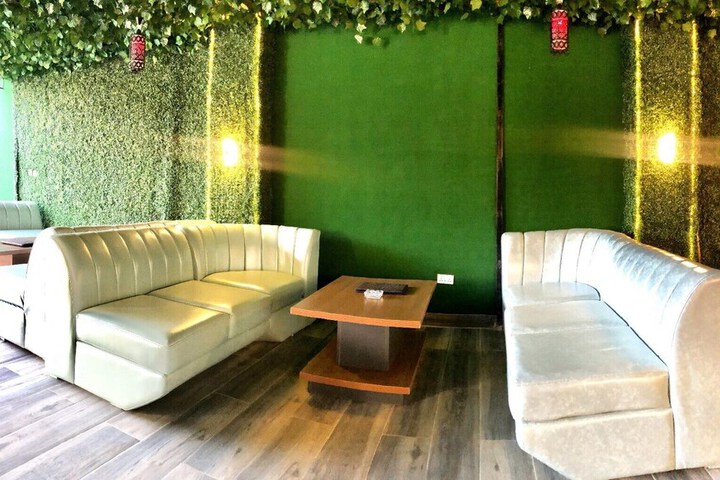 Lounge 28 of 39