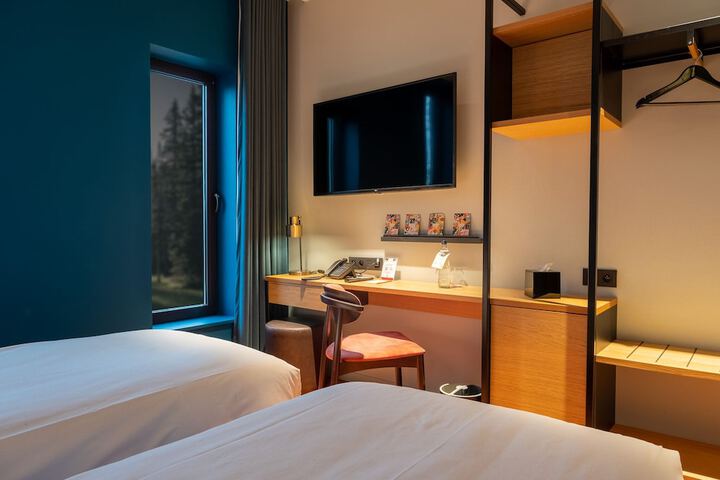 Room 9 of 28