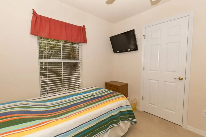 Room 6 of 18