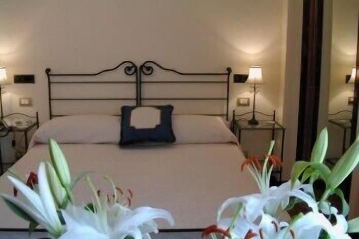 Room 9 of 28