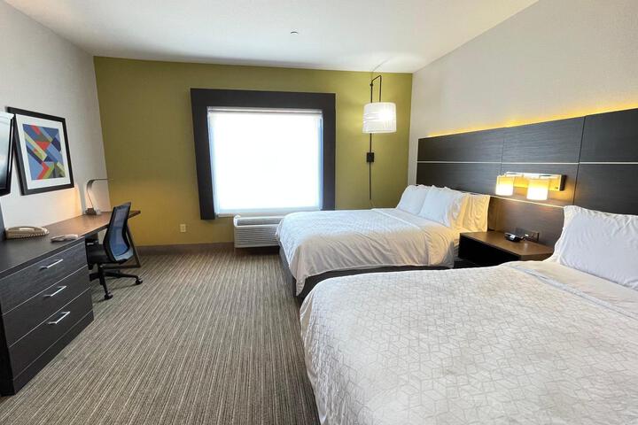 2 Queen Beds (6 of 13)