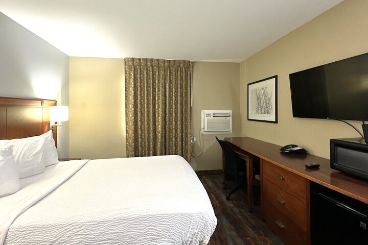 1 Queen Bed (15 of 30)