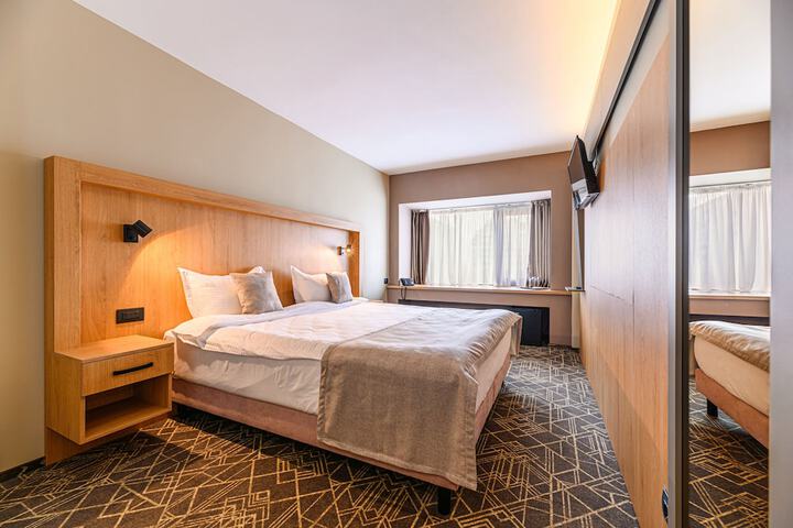 Room 8 of 65