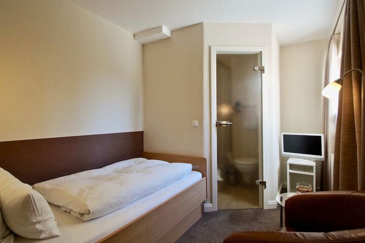 Room 4 of 49