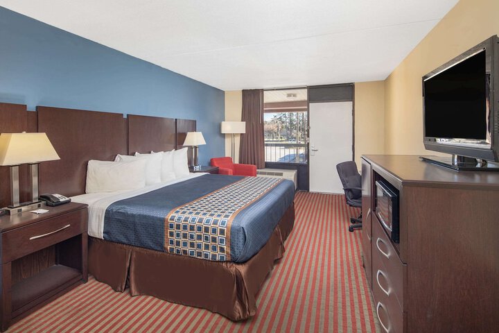 1 Queen Bed Pool View (2 of 5)