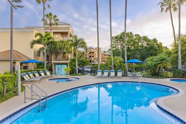 Hotel Pool