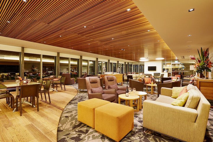 Lounge 54 of 67