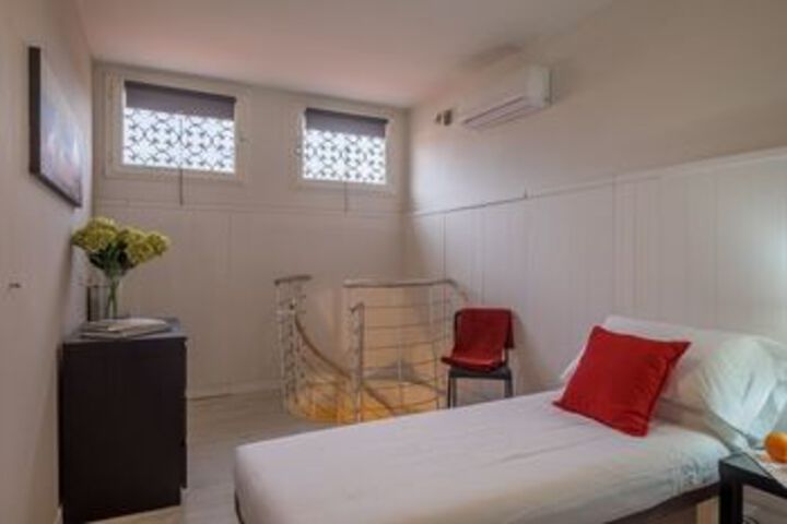Room 26 of 100
