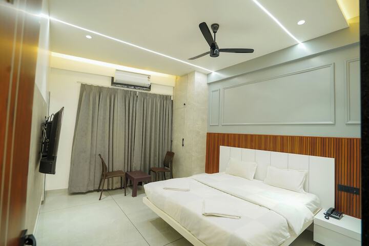 Room 5 of 8