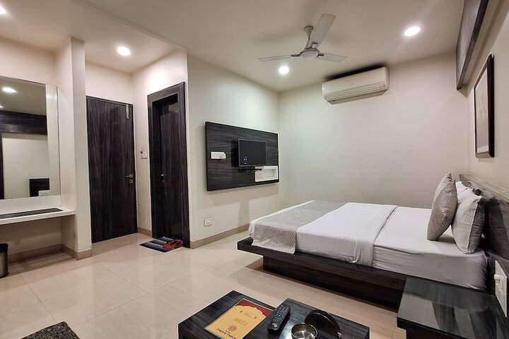 Room 10 of 32