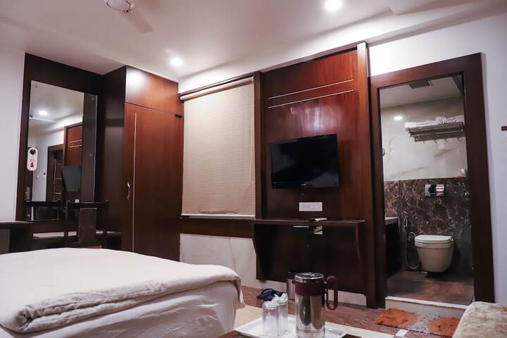 Room 13 of 32