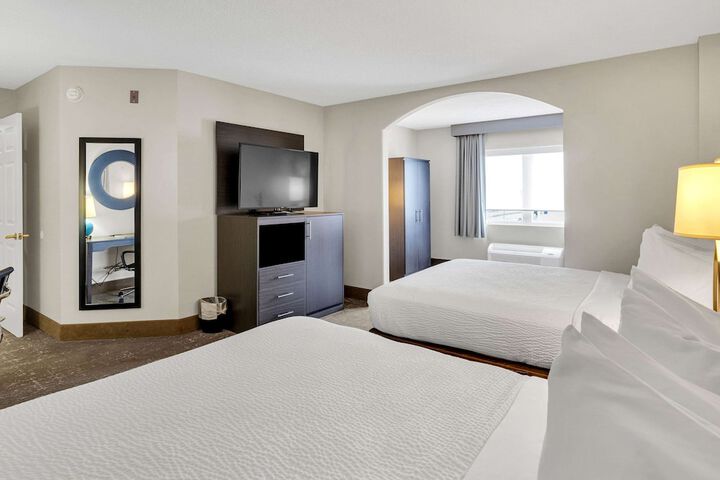 2 Queen Beds (11 of 17)
