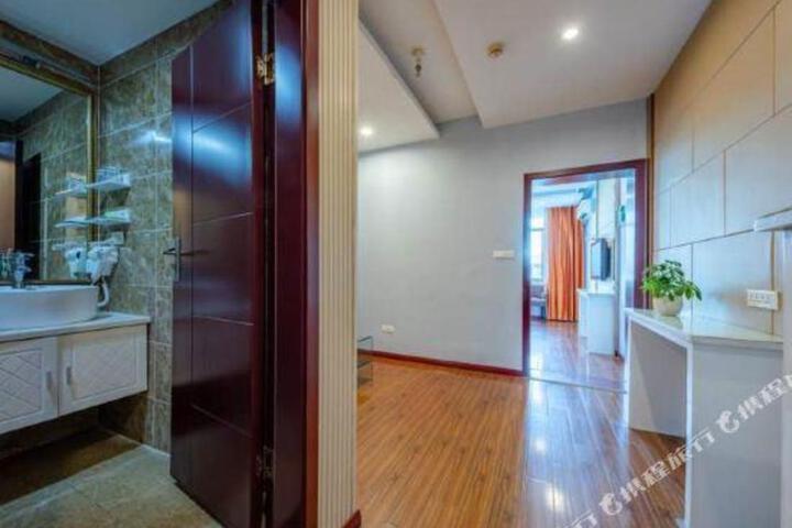 Huangting Holiday Hotel