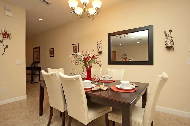 Dining 17 of 19