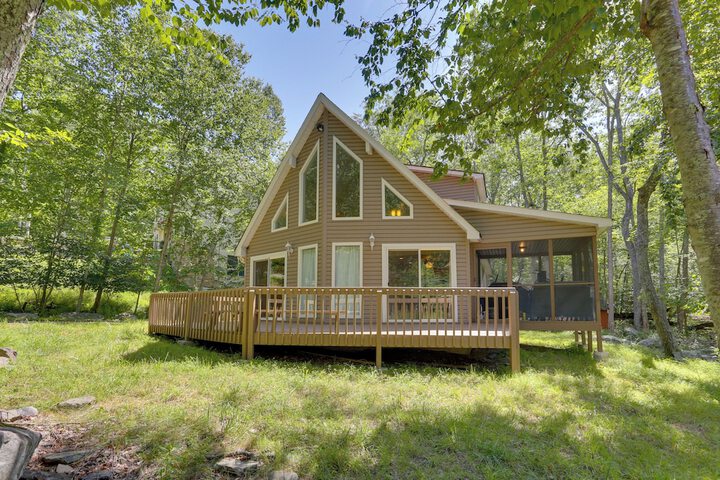 Pools Hot Tub & More: Bushkill Mountain Getaway!