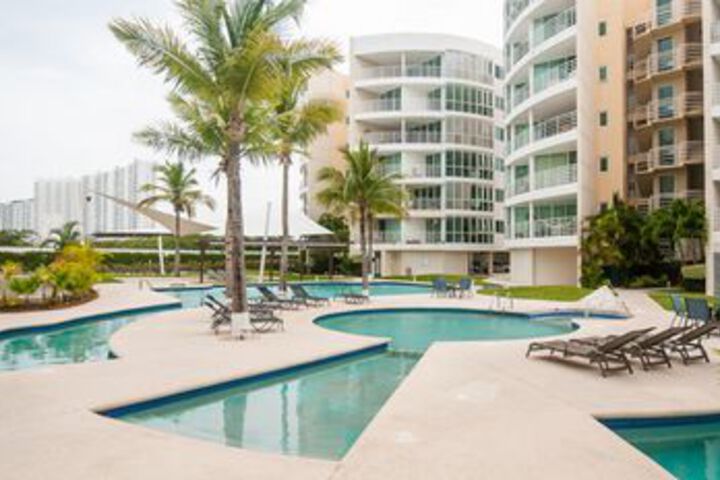 Photo of Luxury 3BR Condo HZ by TA