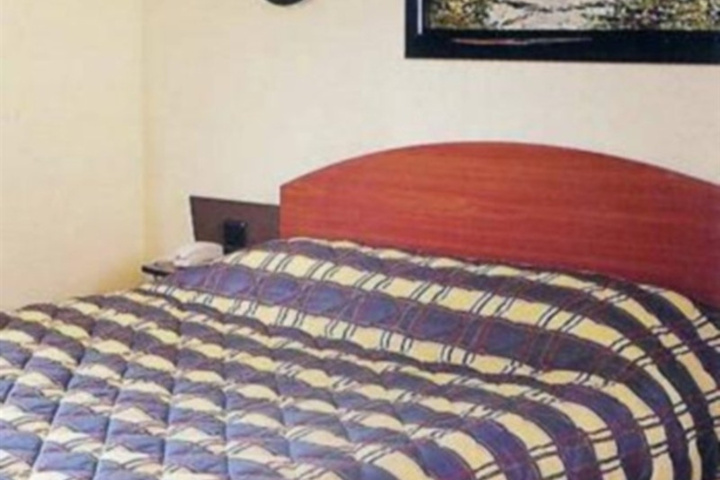 Room 4 of 16