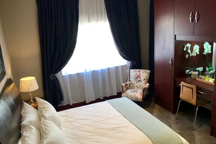 Room 4 of 27