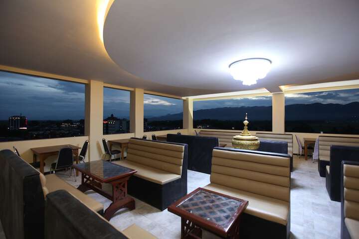 Lounge 30 of 41