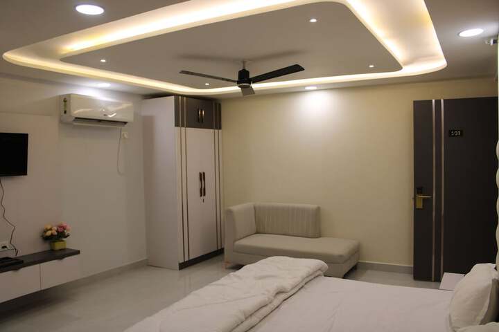 Room 5 of 10