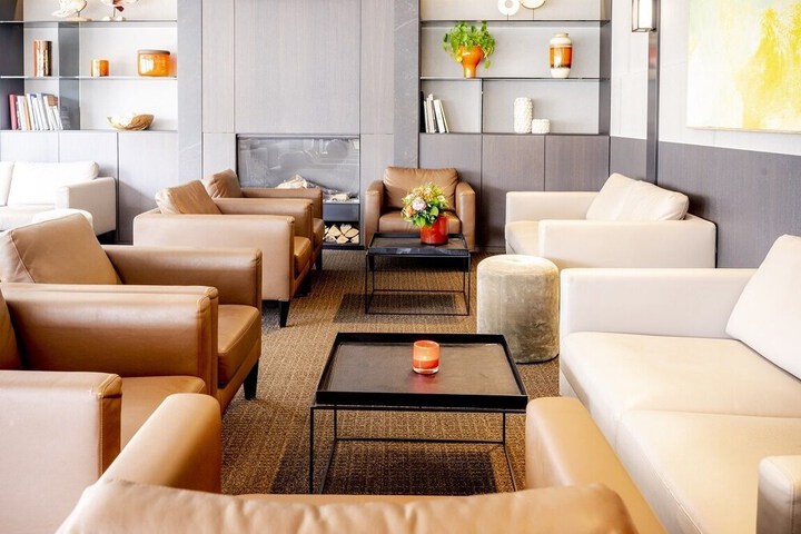 Lounge 63 of 68
