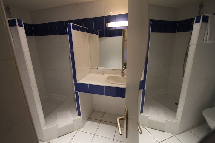 Room 30 of 41