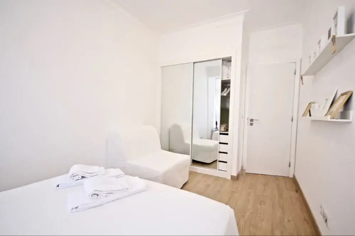 Room 6 of 17
