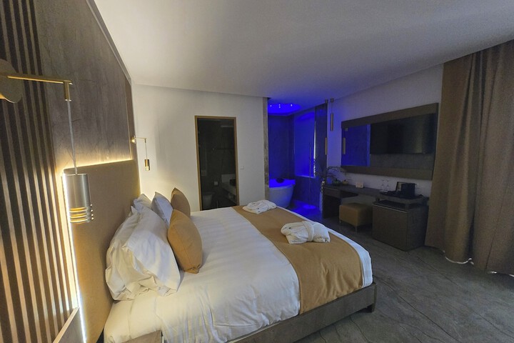 Room 10 of 38