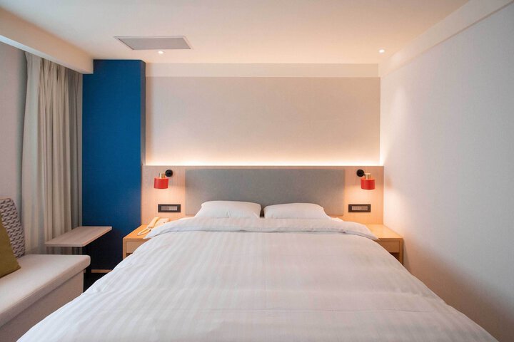 Room 11 of 76