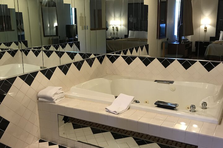 Jetted tub